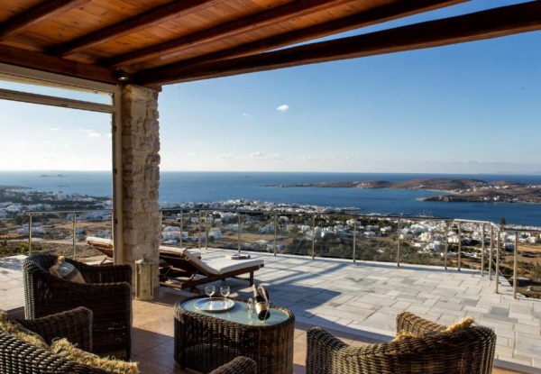 Villa dengan balkon yang cantik dan pemandangan laut dari Yunani